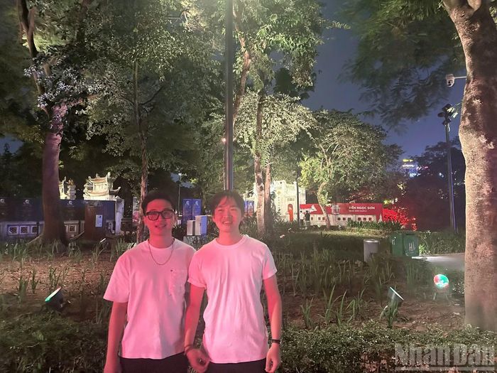 Hai bạn Long và Minh vui tươi khi đón chào ngày lễ lớn: “Chúng em thấy rất vui. Không khí chung quanh nhộn nhịp, mọi người đi lại đông đúc và cũng có nhiều những sự kiện âm nhạc, triển lãm hấp dẫn".