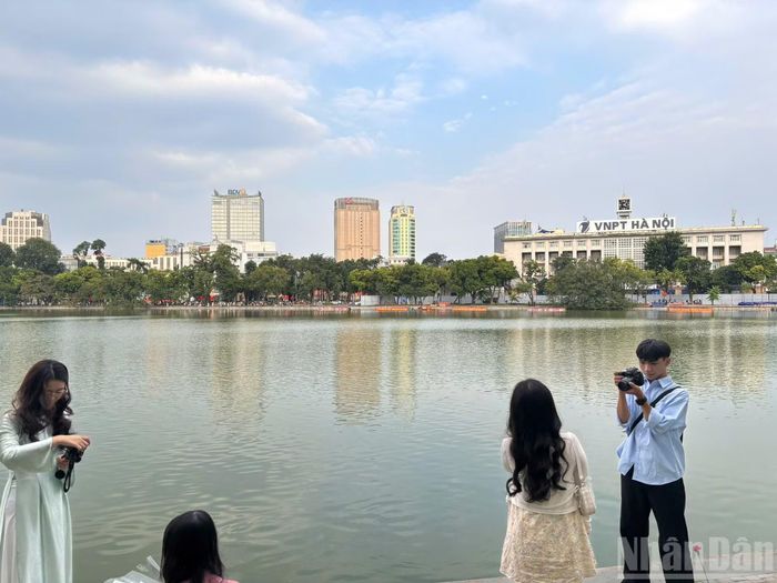 Bạn Hoàng Chí Thanh cùng bạn gái là Nguyễn Thanh Huyền cho biết: “Hầu như năm nào khi tiết trời chuyển mát chúng em cũng lên Hồ Gươm để chụp ảnh. Thời tiết mùa này thích hơn, không quá lạnh mà vẫn nắng. Những ngày này, Thủ đô Hà Nội thật nhộn nhịp bởi ý nghĩa lịch sử của tháng Mười mang đến cho chúng em những cảm xúc thật khó tả”.