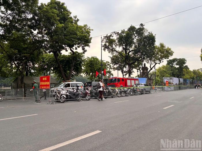 Công tác bảo đảm an ninh cho các khu vực bắn pháo hoa được lực lượng chức năng thực hiện nghiêm túc, an toàn. (Ảnh: HỒNG QUÂN)