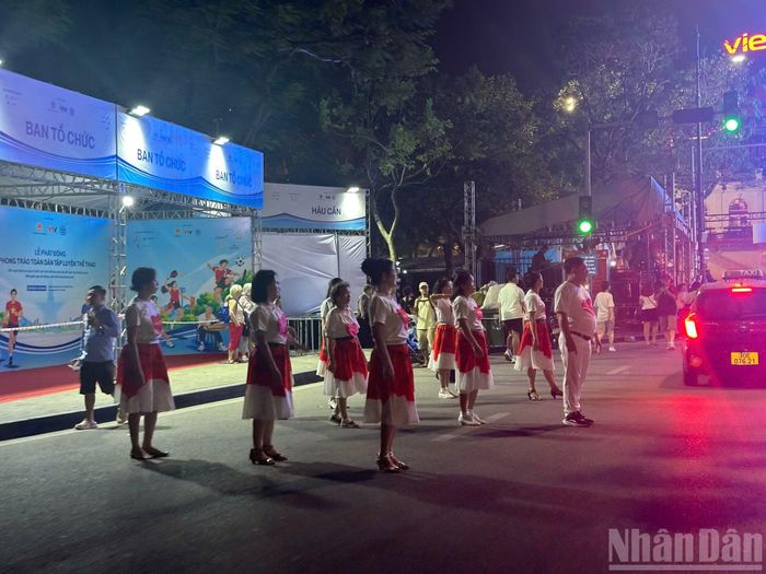 Các tốp biểu diễn văn nghệ hăng say tập luyện.