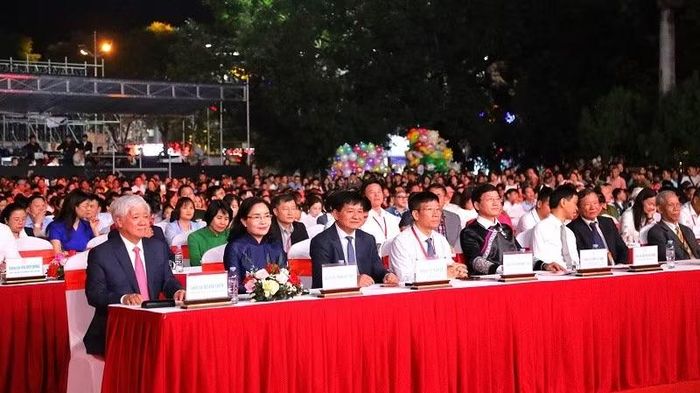 Đồng chí Đỗ Văn Chiến, Ủy viên Bộ Chính trị, Phó Chủ tịch Thường trực Quốc hội cùng các đại biểu dự khai mạc Ngày hội Văn hóa dân tộc Mông toàn quốc lần thứ 4. (Ảnh: LÊ LAN)