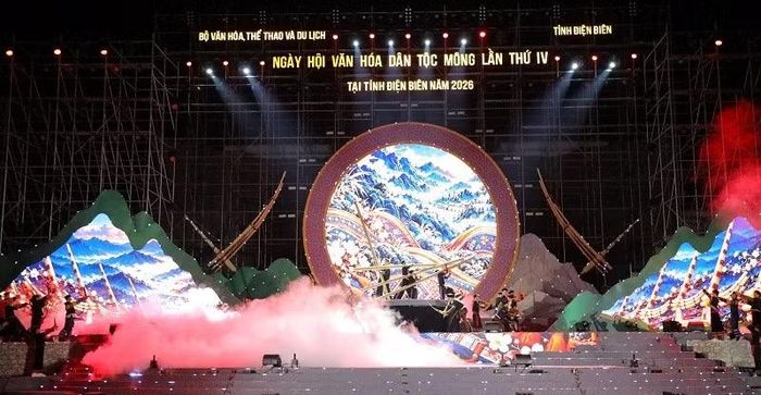 Không gian văn hóa dân tộc Mông được tái hiện tại Quảng trường 7/5 thu hút hàng nghìn nhân dân, du khách tham dự. (Ảnh: LÊ LAN)