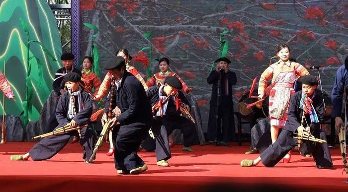 "Say" với điệu khèn trong Ngày hội Văn hóa dân tộc Mông. (Ảnh: LÊ LAN)