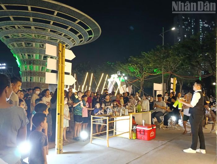Người dân trải nghiệm Lễ hội Đồ uống Hà Nội 2026. (Ảnh: MINH ĐỨC)