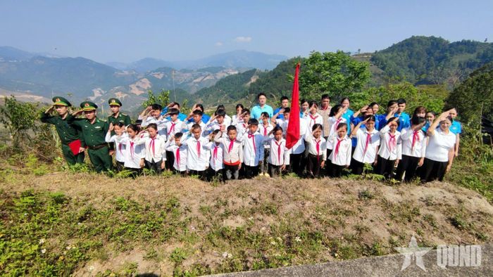  Bộ đội Biên phòng phối hợp với Trường Bán trú Tiểu học và Trung học cơ sở xã Bản Máy tổ chức chào cờ, giới thiệu về đường biên giới tại cột mốc số 218.  