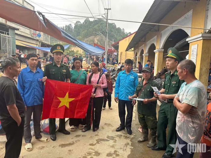  Tổ chức tuyên truyền về tác hại của ma túy kết hợp trao cờ Tổ quốc tặng bà con tại chợ phiên xã Bản Máy.