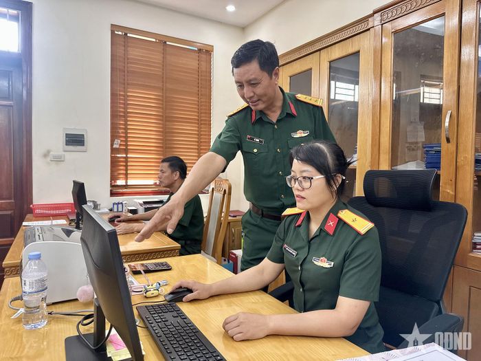 Cán bộ Phòng Tài chính Quân khu 2 hướng dẫn nhập dữ liệu trên máy tính. Ảnh: NGỌC SƠN