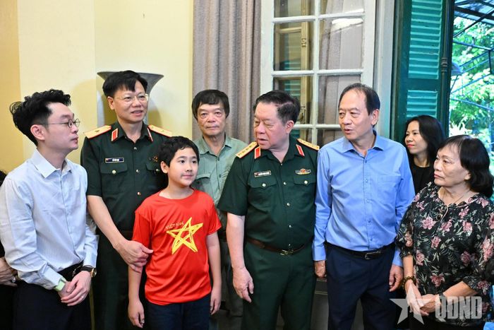 Đại tướng Nguyễn Trọng Nghĩa và đại diện gia đình Đại tướng Võ Nguyên Giáp. 