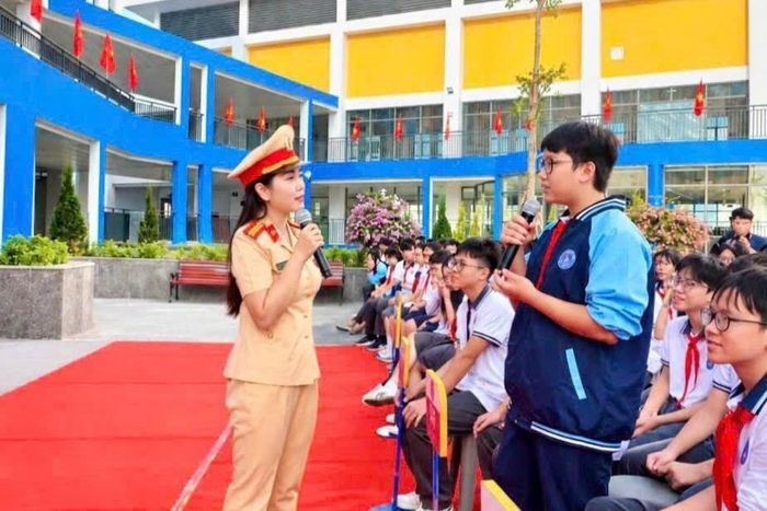  Học sinh trả lời các tình huống được Ban tổ chức đưa ra.  