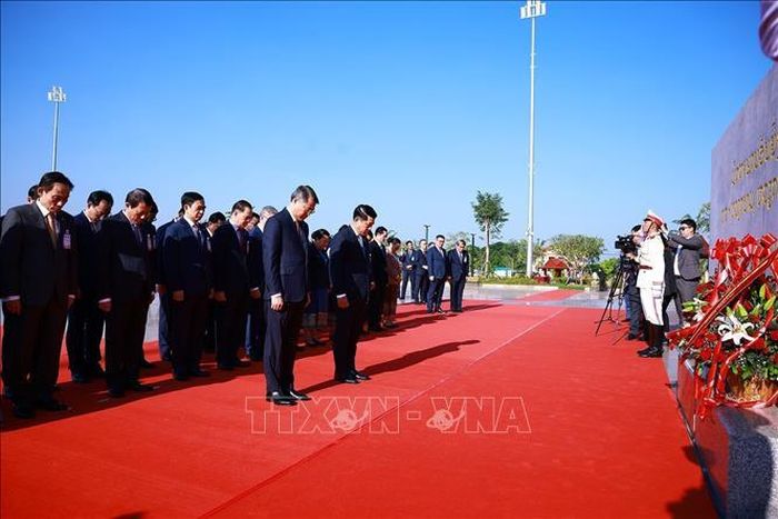 Thủ tướng Lê Minh Hưng và Thủ tướng Lào Saleumxay Kommasith dâng hoa tại cụm tượng đài Chủ tịch Hồ Chí Minh, Chủ tịch Kaysone Phomvihane, Chủ tịch Suphanuvong trong Công viên Hữu nghị Lào - Việt Nam.  
