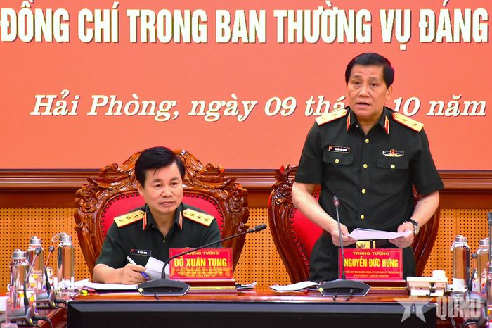 Trung tướng Nguyễn Đức Hưng, Ủy viên Trung ương Đảng, Bí thư Đảng ủy, Chính ủy Quân khu 3 phát biểu tại hội nghị. 