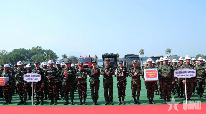 Thượng tướng Nguyễn Trường Thắng và Thượng tướng Lê Quang Đạo trao quà động viên lực lượng tham gia diễn tập. 