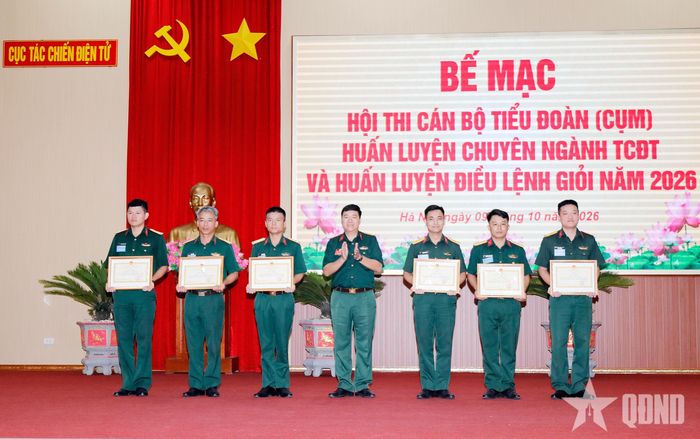 Thủ trưởng Cục Tác chiến Điện tử trao khen thưởng đối với các tập thể, cá nhân đạt thành tích cao trong hội thi. 
