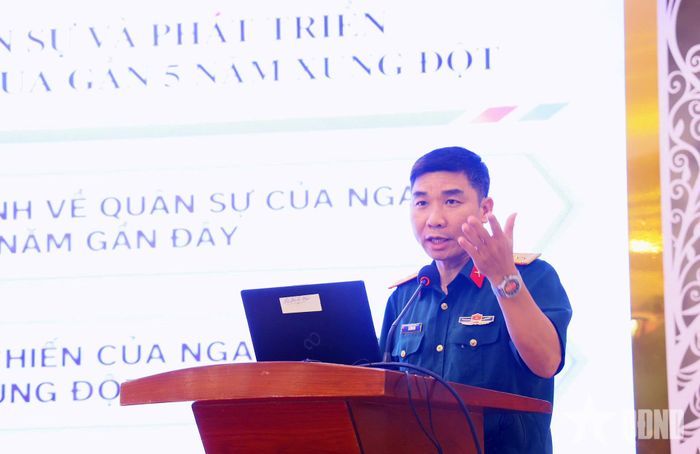 Báo cáo viên trình bày thông tin chuyên đề tại hội nghị.
