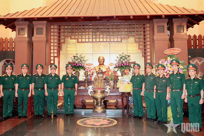 Các đại biểu dự hội nghị tham quan, học tập thực tế tại Khu tưởng niệm cố Thủ tướng Võ Văn Kiệt.