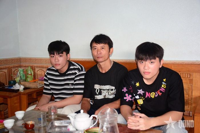 Anh Nguyễn Văn Sơn cùng hai con trai Nguyễn Tiến Thành và Nguyễn Tiến Vinh.