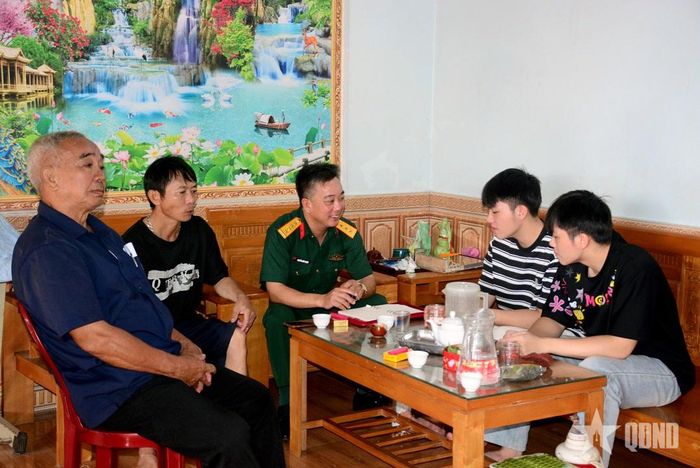 Cán bộ Hội đồng Nghĩa vụ quân sự địa phương gặp gỡ, động viên Thành và Vinh