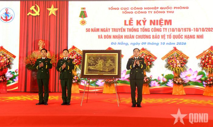  Chuẩn đô đốc Nguyễn Văn Bách, Chủ nhiệm Tổng cục Công nghiệp Quốc phòng chúc mừng Tổng công ty Sông Thu. 