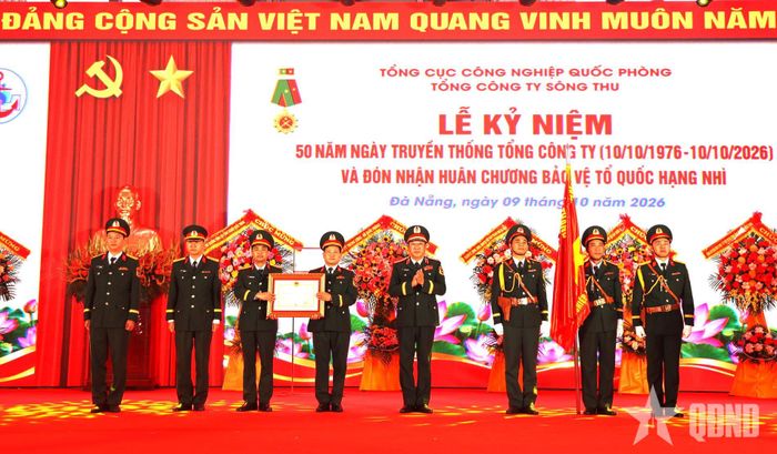 Thừa ủy quyền của Chủ tịch nước, Thượng tướng Phạm Hoài Nam trao Huân chương Bảo vệ Tổ quốc hạng Nhì tặng Tổng công ty Sông Thu.  
