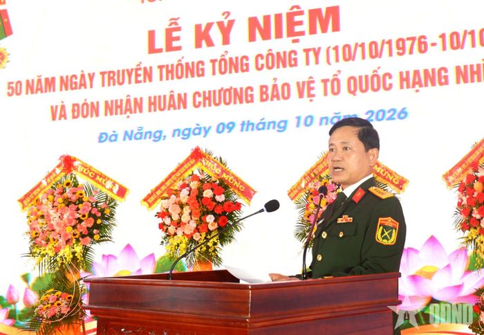 Đại tá Đinh Trường Sơn, Chủ tịch kiêm Tổng giám đốc Tổng công ty Sông Thu trình bày diễn văn kỷ niệm.