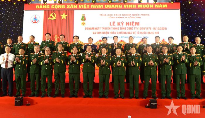  Thượng tướng Phạm Hoài Nam và các đại biểu chụp ảnh chung.  