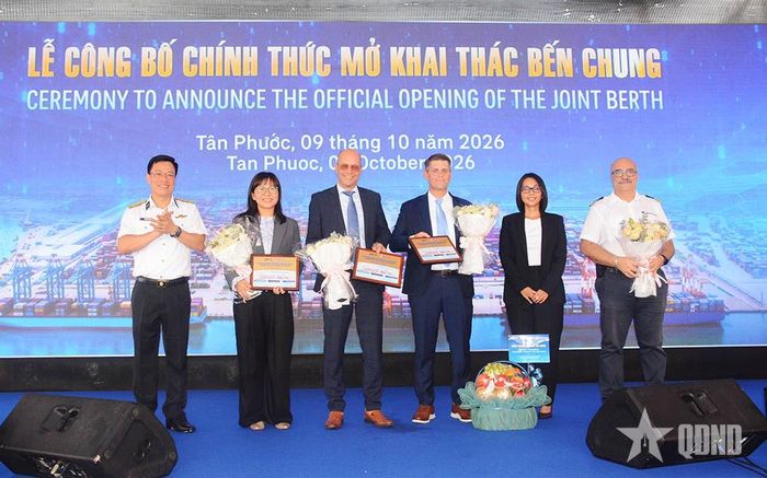 Lãnh đạo TCTT và CMIT chúc mừng hãng tàu giao nhận hàng trong ngày mở khai thác bến chung.