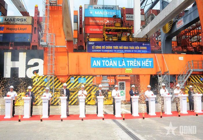  Các đại biểu bấm nút công bố mở khai thác bến chung.  