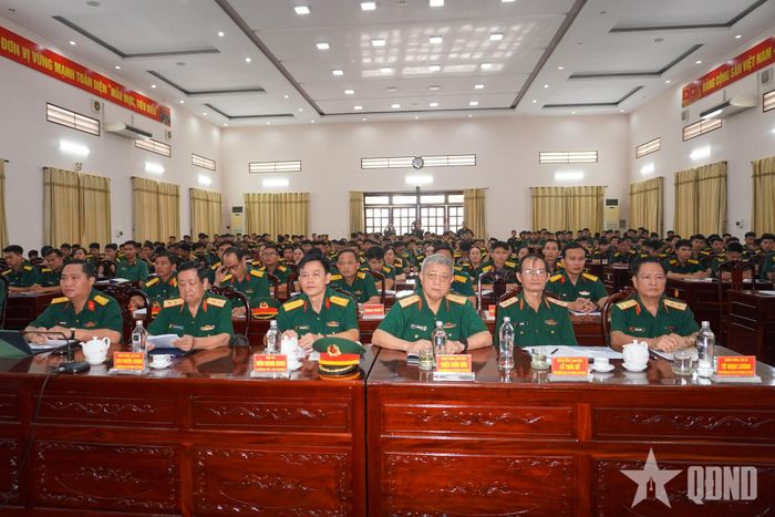 Các đại biểu và cán bộ, chiến sĩ dự chương trình. 