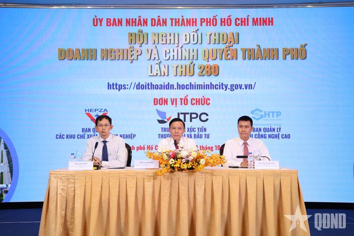 Lãnh đạo các ban quản lý và các đơn vị chuyên môn trao đổi, giải đáp kiến nghị của doanh nghiệp.  