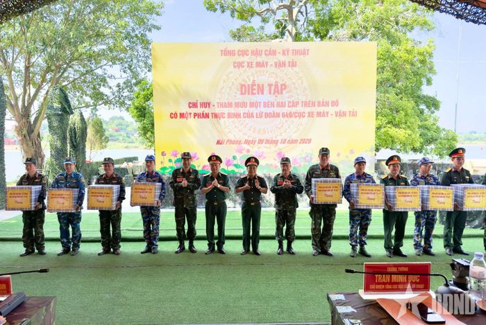 Thủ trưởng Tổng cục Hậu cần-Kỹ thuật trao khen thưởng tặng các tập thể có thành tích xuất sắc trong tham gia diễn tập. 