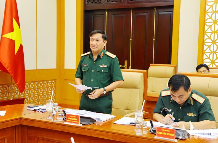 Trung tướng Lê Văn Hướng phát biểu tại hội nghị. 
