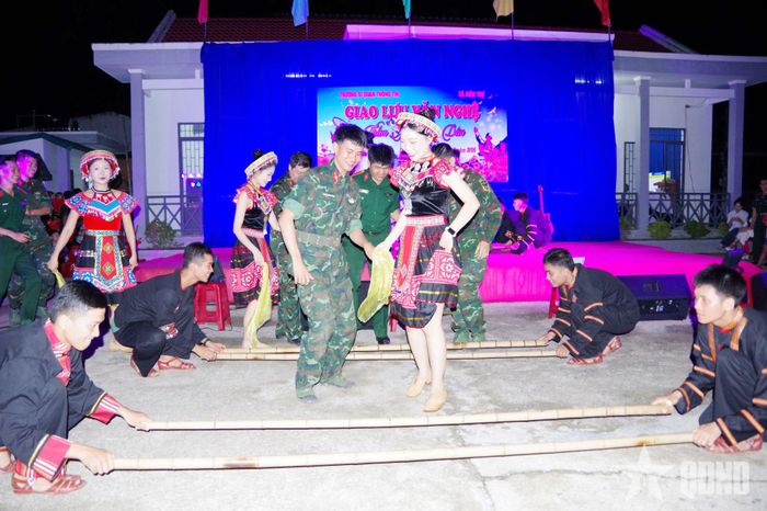  Giao lưu văn nghệ “Thắm tình quân dân” với xã Diên Thọ.  