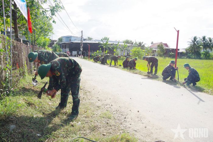  Học viên tham gia dọn dẹp tại các trục đường.