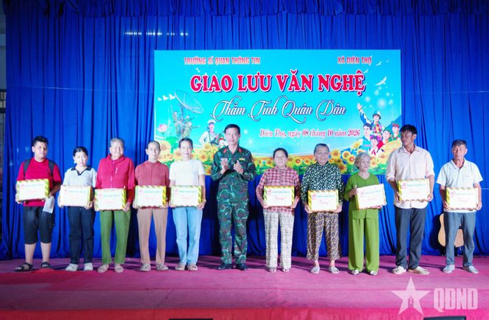  Đại tá Nguyễn Đức Thuận, Phó chính ủy Trường Sĩ quan Thông tin trao quà tặng các hộ gia đình có hoàn cảnh khó khăn.  