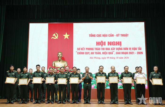  Thủ trưởng Tổng cục Hậu cần-Kỹ thuật trao khen thưởng tặng các tập thể, cá nhân đạt thành tích xuất sắc trong PTTĐ giai đoạn 2021-2026.
