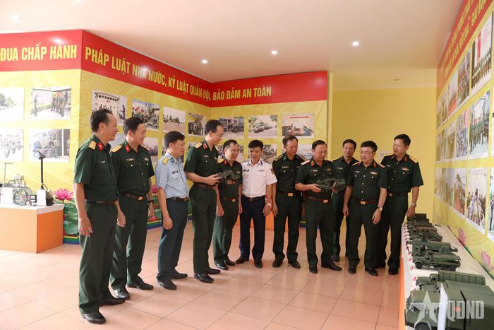 Các đại biểu tham quan mô hình, sáng kiến cải tiến kỹ thuật ngành xe máy-vận tải 