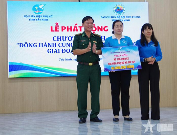 Lãnh đạo Ban chỉ huy Bộ đội Biên phòng Tây Ninh phối hợp trao vốn hỗ trợ người dân. 