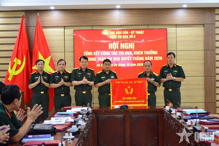 Thiếu tướng Vũ Văn Cường chứng kiến bàn giao Cờ luân lưu Khối trưởng Khối thi đua số 5 năm 2027 từ Nhà máy Z153 sang Xí nghiệp Liên hợp Z751.