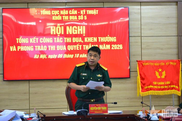 Đại tá Nguyễn Văn Thắng, Bí thư Đảng ủy, Phó giám đốc Nhà máy Z153 chủ trì hội nghị.