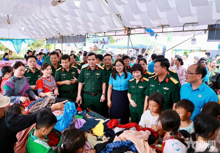 Các đại biểu và bà con địa phương tham quan “Gian hàng 0 đồng”. 