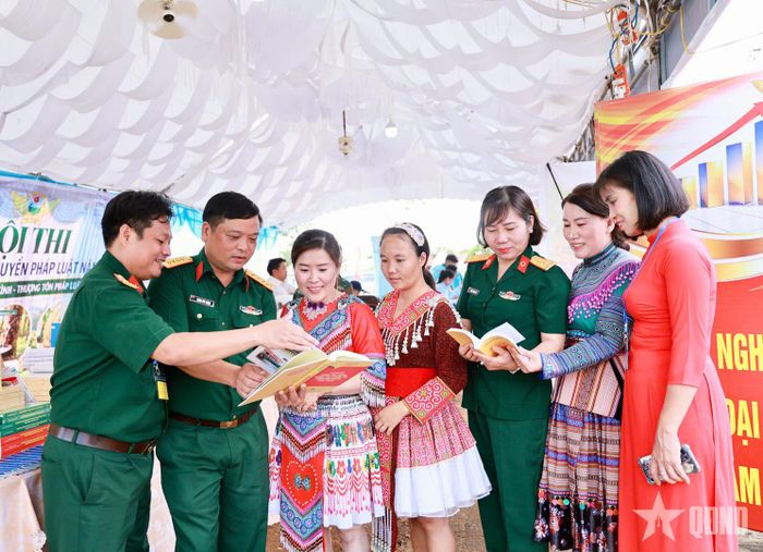 Bộ đội và bà con địa phương tìm hiểu kiến thức tại "Góc pháp luật". 