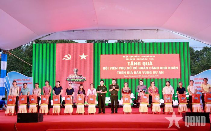  Binh đoàn 16 và các đơn vị trao quà tặng các đối tượng.  