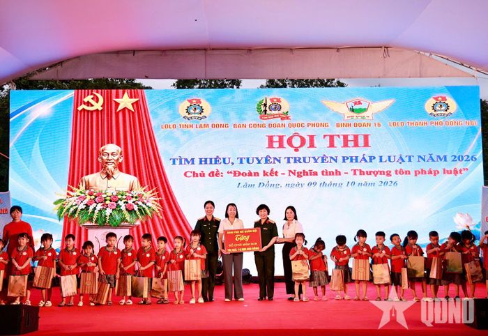 Ban Phụ nữ Quân đội trao quà tặng Trường Mầm non Hoa Sim, Đoàn Kinh tế - Quốc phòng 720, Binh đoàn 16.