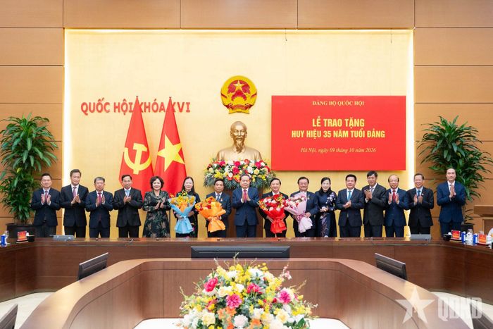 Chủ tịch Quốc hội Trần Thanh Mẫn cùng các đại biểu.