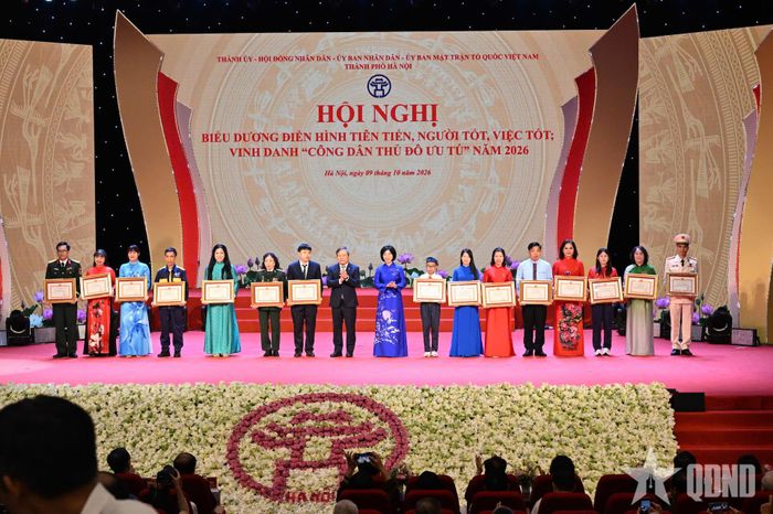Các đại biểu trao bằng khen và danh hiệu "Người tốt, việc tốt" năm 2026 tặng 15 cá nhân. Ảnh: THÁI HƯNG