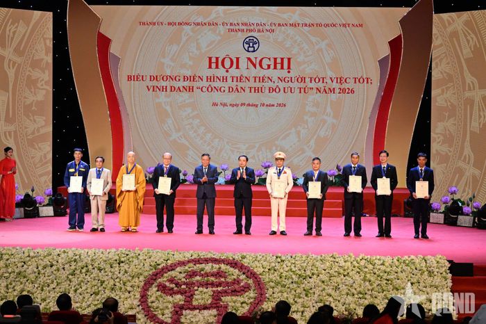 Các đại biểu trao danh hiệu “Công dân Thủ đô ưu tú'” tặng 9 cá nhân. Ảnh: PHẠM HƯNG 