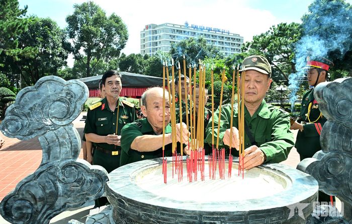 Các cựu chiến binh thắp hương tại Đài tưởng niệm các anh hùng liệt sĩ Quân đoàn 34.