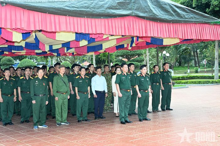 Các đại biểu dự hội thảo dâng hoa, dâng hương tại Đài tưởng niệm các anh hùng liệt sĩ Quân đoàn 34.