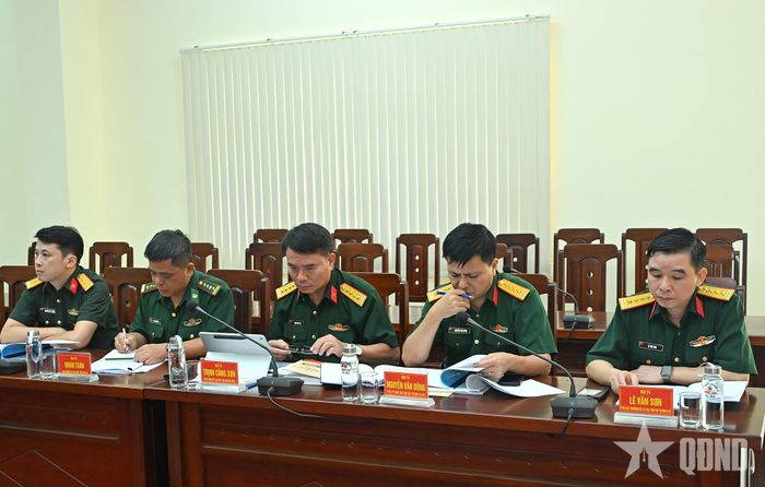 Đại tá Lê Văn Sơn và các đại biểu dự hội thảo.