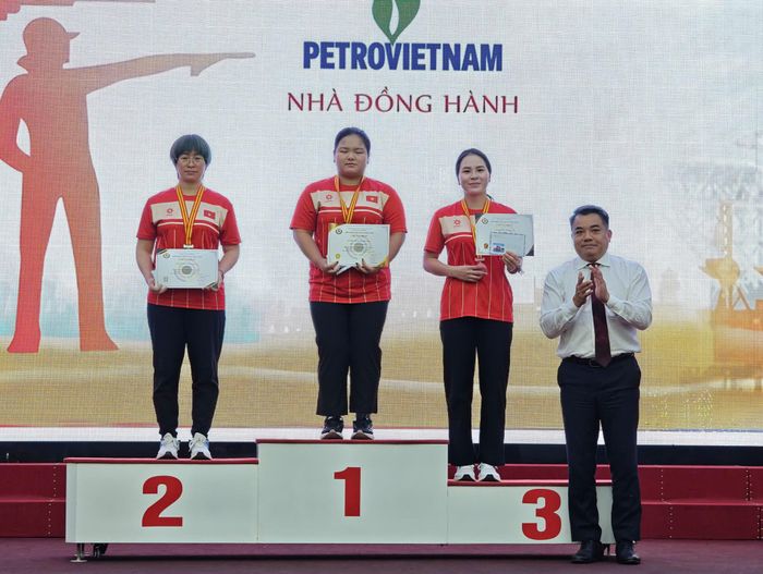 Trao thưởng các xạ thủ xuất sắc nội dung 25m súng ngắn thể thao nữ tại Giải vô địch tay súng xuất sắc quốc gia năm 2026. Ảnh: NAM SƯƠNG 